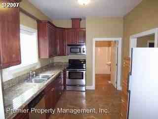 1010 W 11th St - Photo 3 of 5