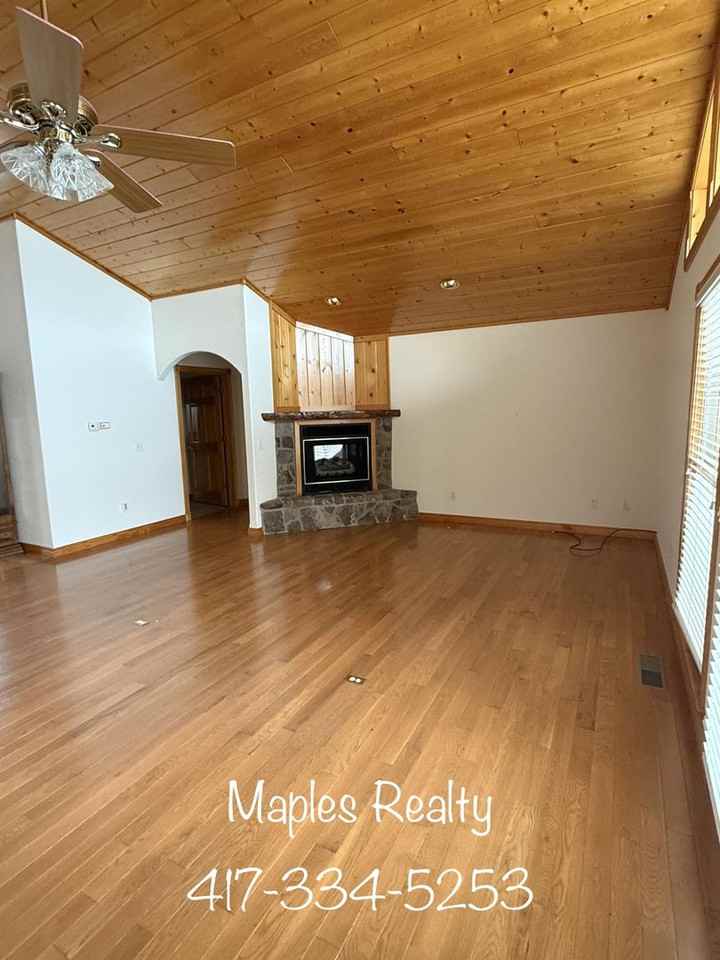 467 Crestview Dr - Photo 2 of 12