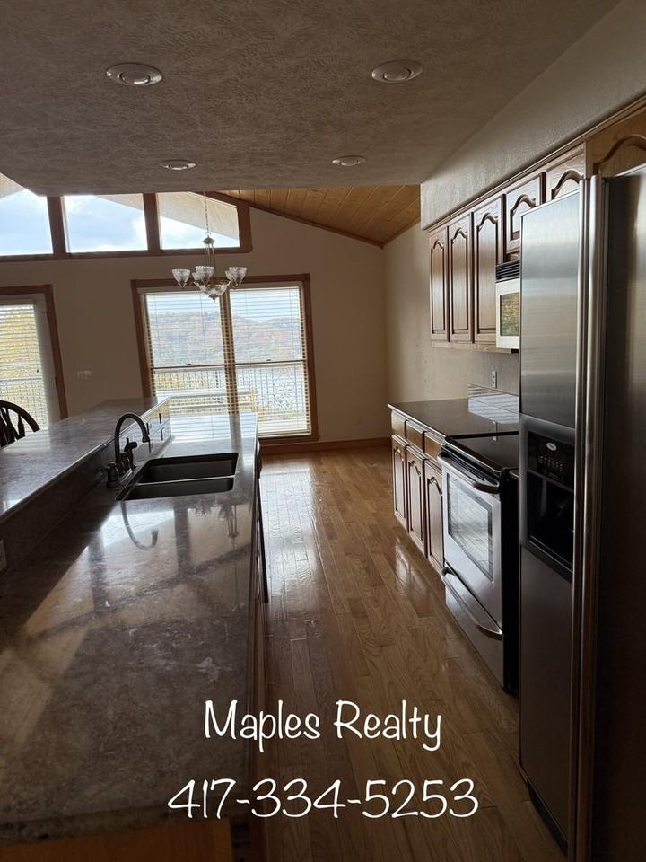 467 Crestview Dr - Photo 3 of 12