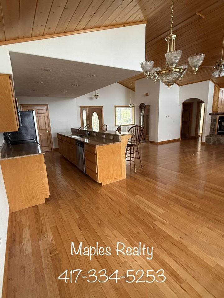 467 Crestview Dr - Photo 4 of 12