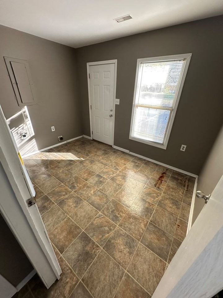 1500 Leroy St - Photo 3 of 7