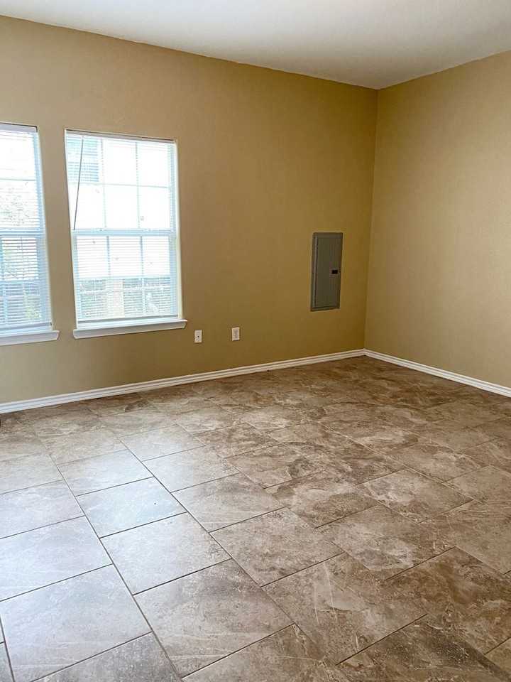 3000 8th St - Photo 5 of 8