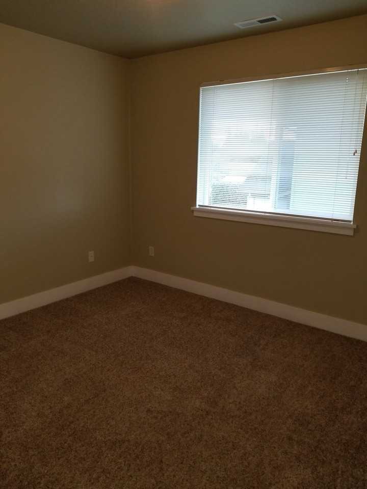 2128 Marlow Ln - Photo 4 of 19