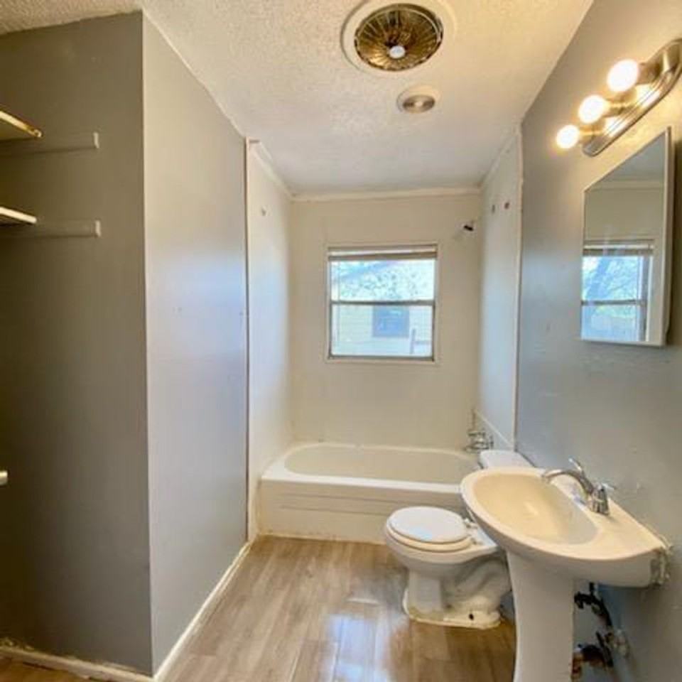 2714 E 3rd St - Photo 5 of 8