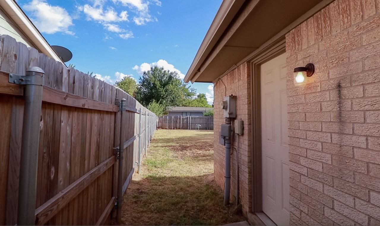 2204 Lafayette Dr - Photo 2 of 16