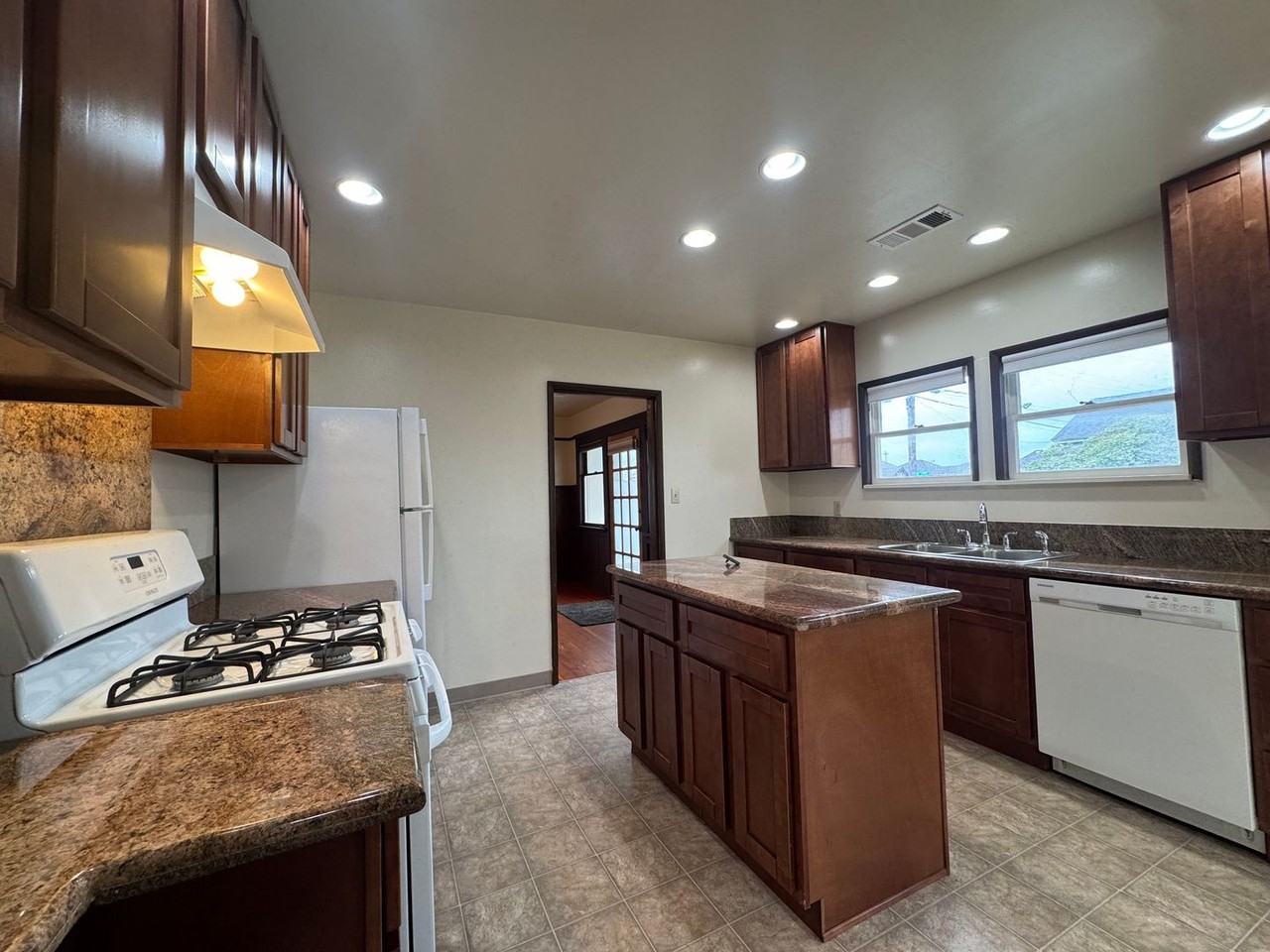 1336 6th St - Photo 7 of 29