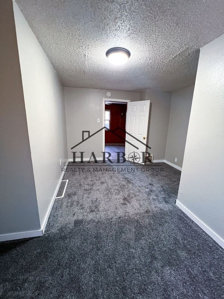 707 5th St - Photo 5 of 12