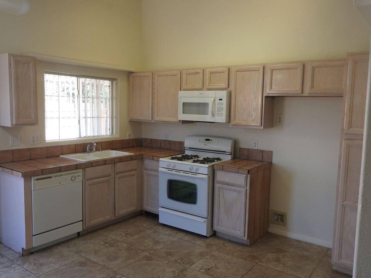 1953 Davis Avenue - Photo 5 of 41