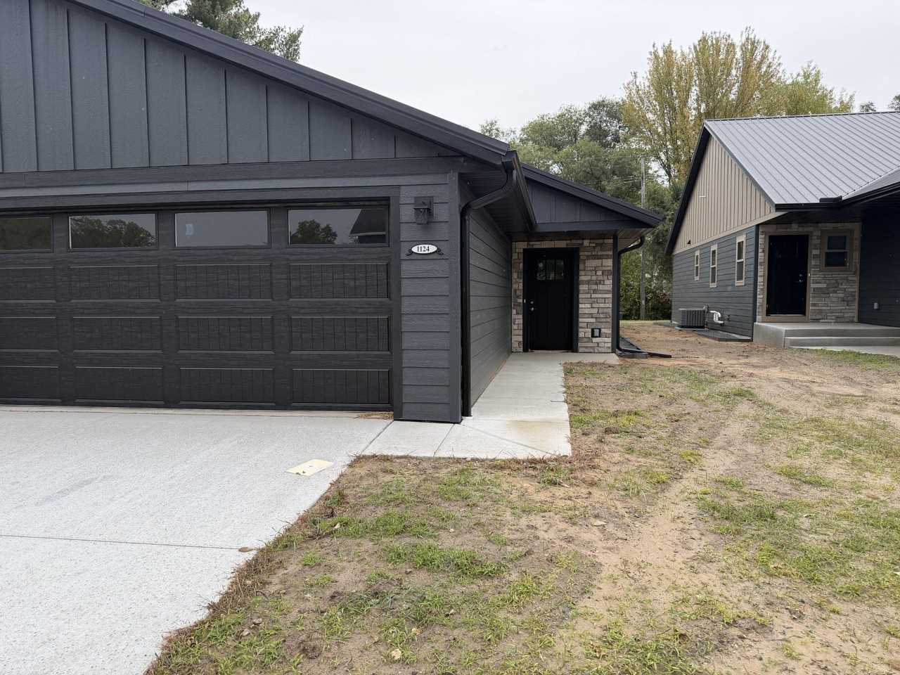 1124 Garfield Ave - Photo 7 of 32