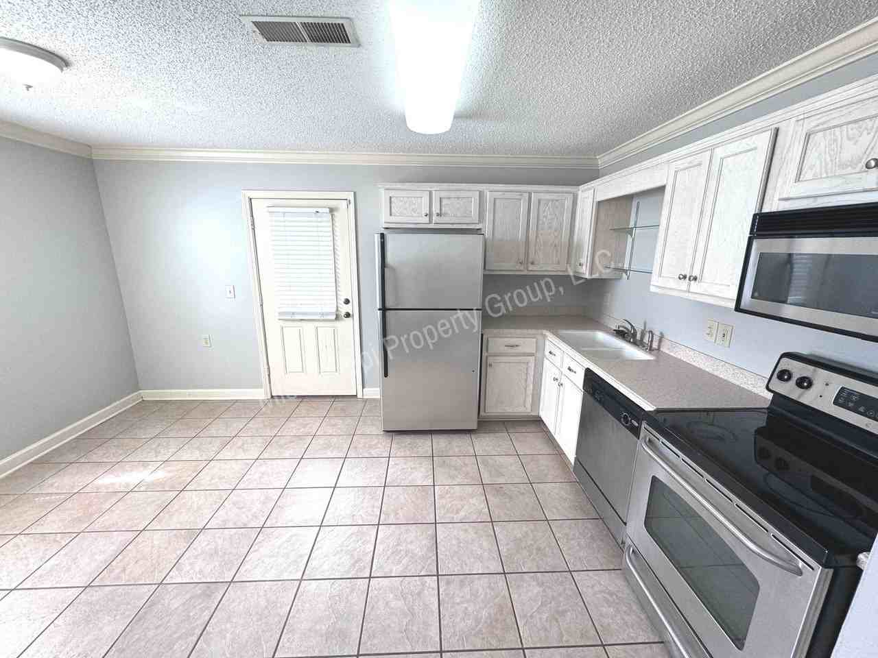 1017 Inverness Ln - Photo 6 of 22