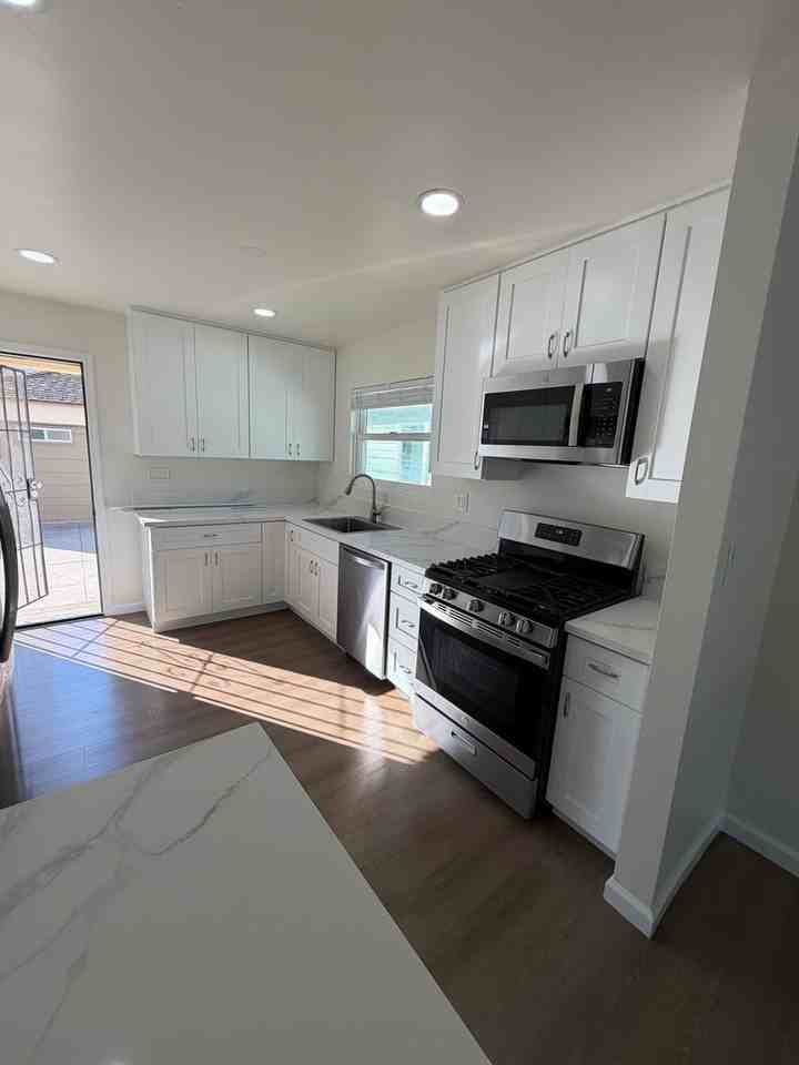 1719 Oliver Ave - Photo 2 of 21