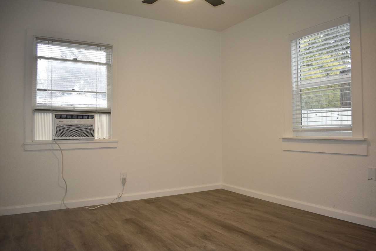 159 1/2 Donner Ave - Photo 3 of 8