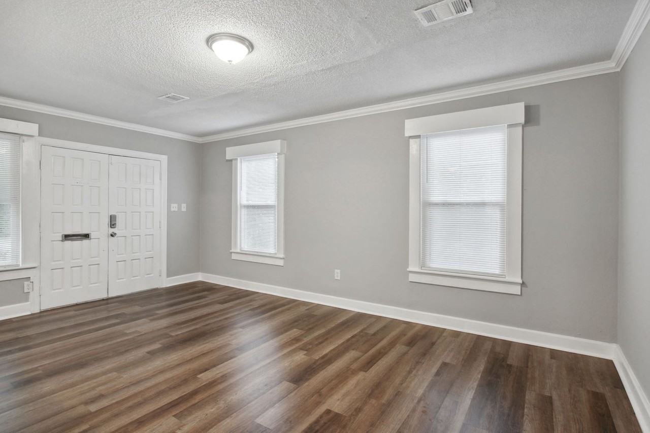 1412 East 32nd Street - Photo 4 of 24