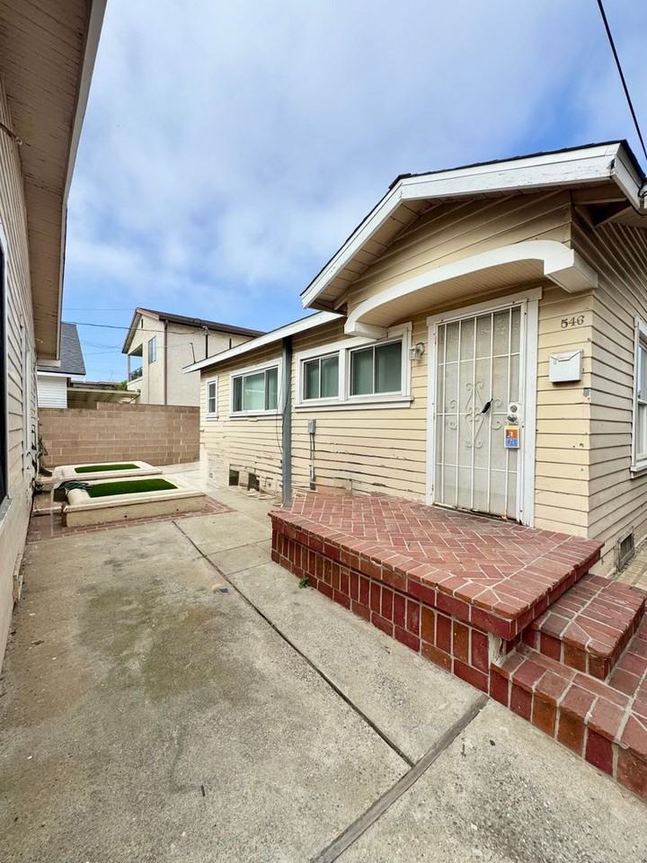 546 W 20th St - Photo 2 of 13