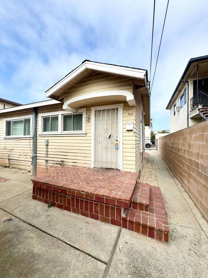 546 W 20th St - Photo 3 of 13