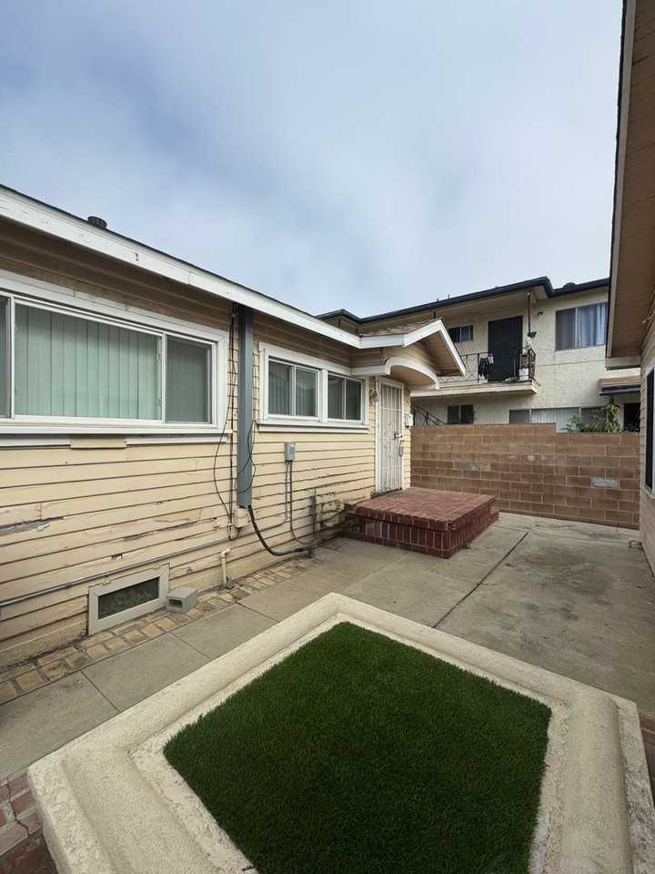 546 W 20th St - Photo 4 of 13