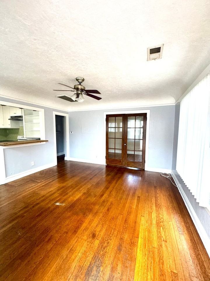 546 W 20th St - Photo 5 of 13