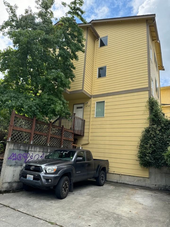 4743 20th Ave Ne - Photo 2 of 38