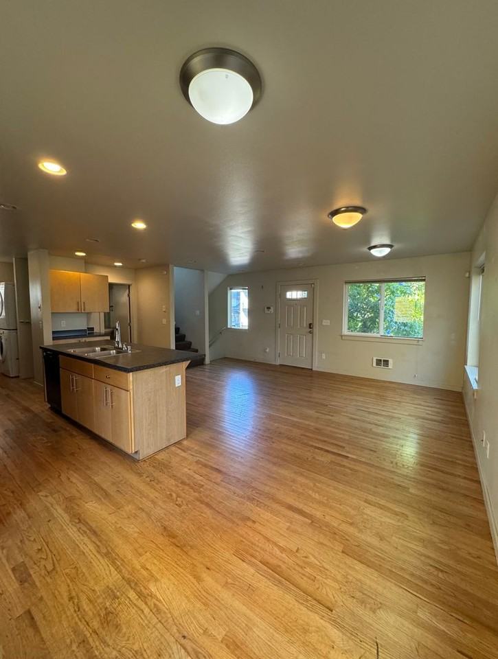 4743 20th Ave Ne - Photo 5 of 38