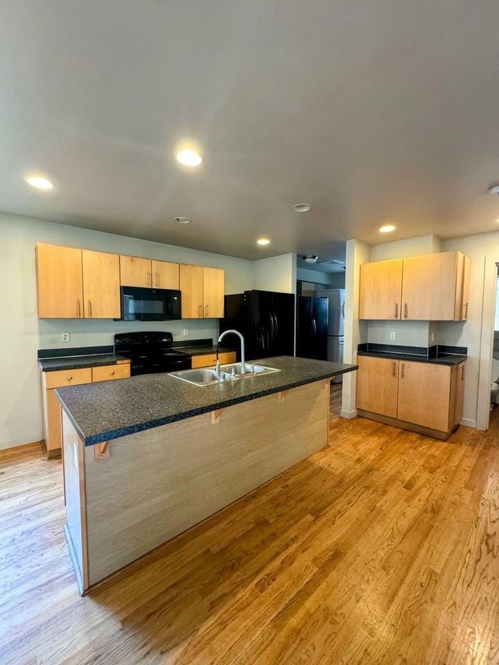 4743 20th Ave Ne - Photo 6 of 38