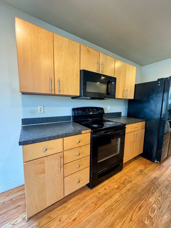 4743 20th Ave Ne - Photo 7 of 38