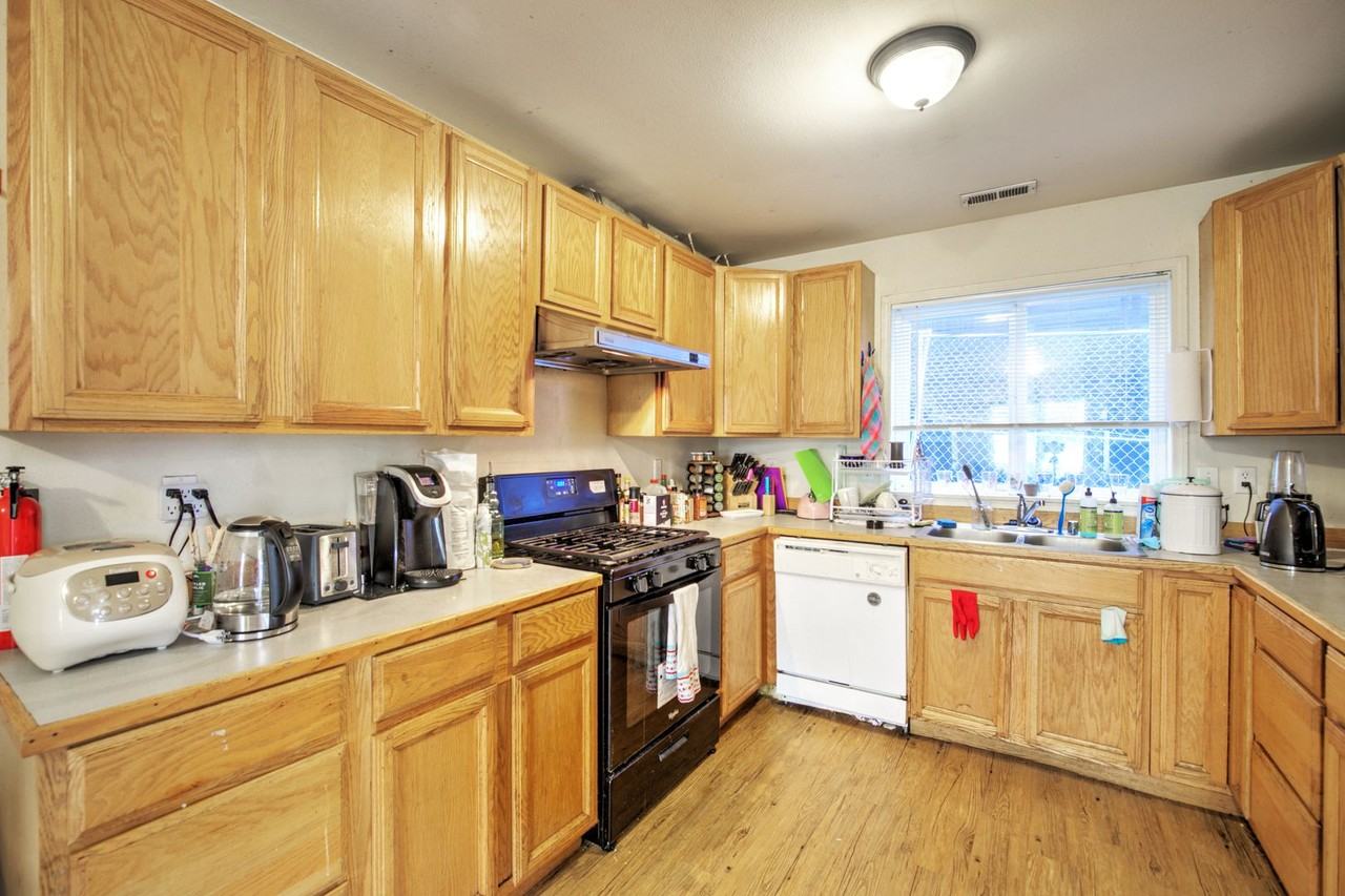 4720 19th Ave Ne - Photo 4 of 26