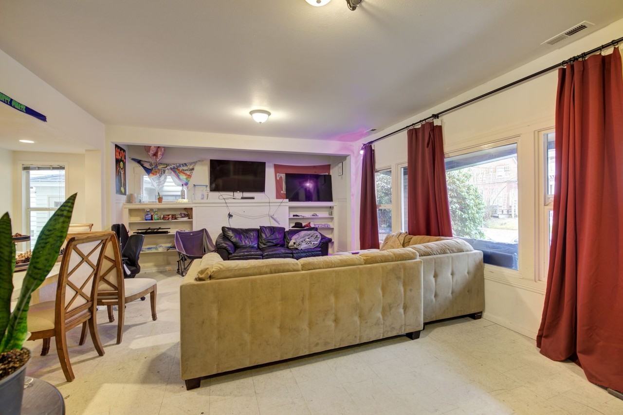 4722 19th Ave Ne - Photo 3 of 33