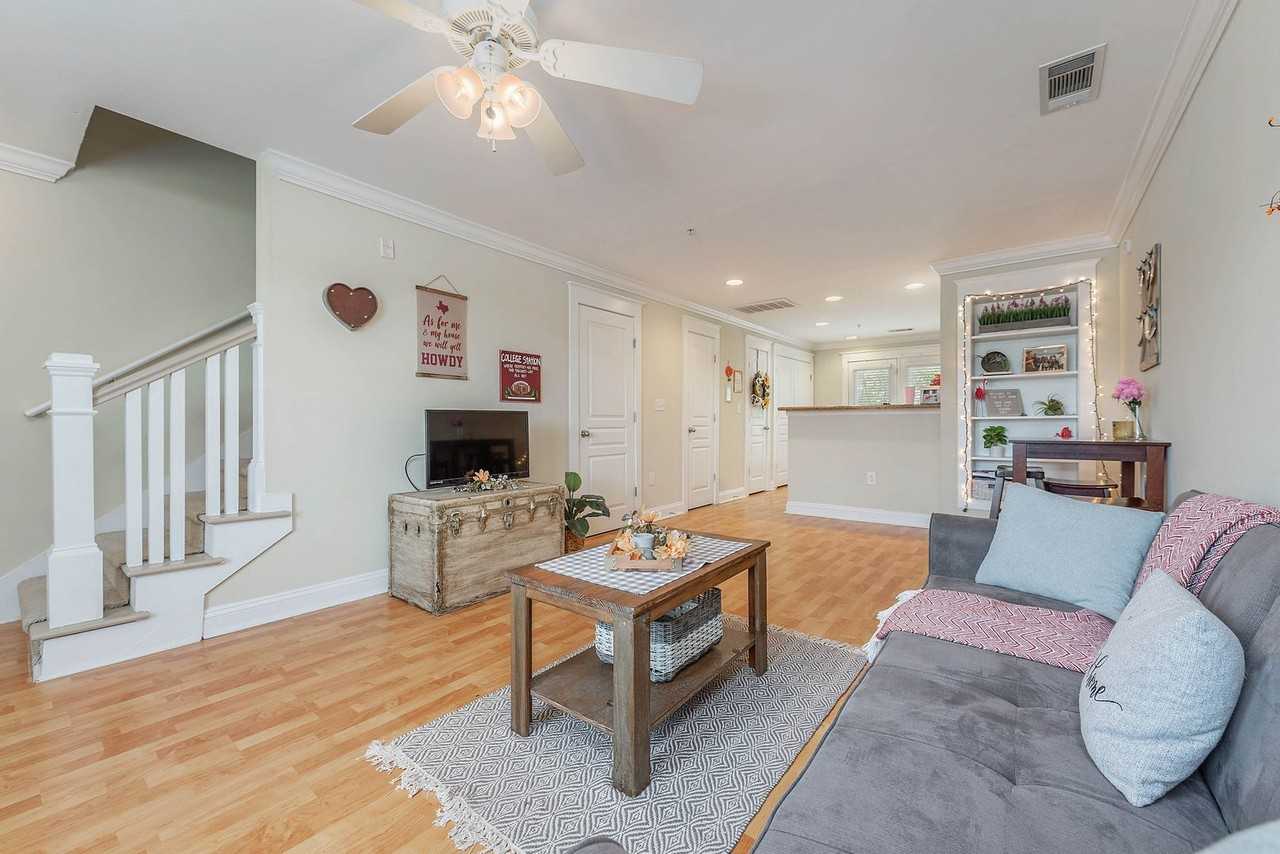 1725 Harvey Mitchell Pkwy S #1727 - Photo 7 of 17