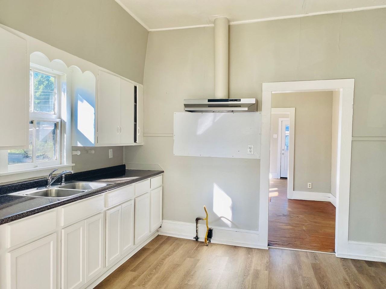 137 S Saint Antoine St - Photo 3 of 14