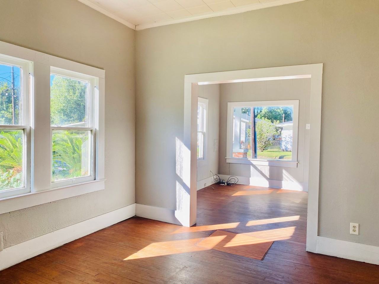 137 S Saint Antoine St - Photo 6 of 14