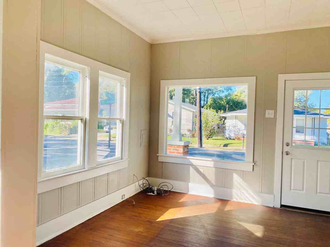 137 S Saint Antoine St - Photo 7 of 14