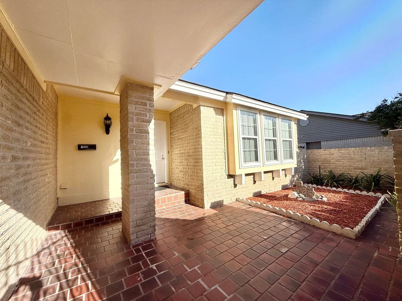 10423 Kirkshire Dr - Photo 2 of 39