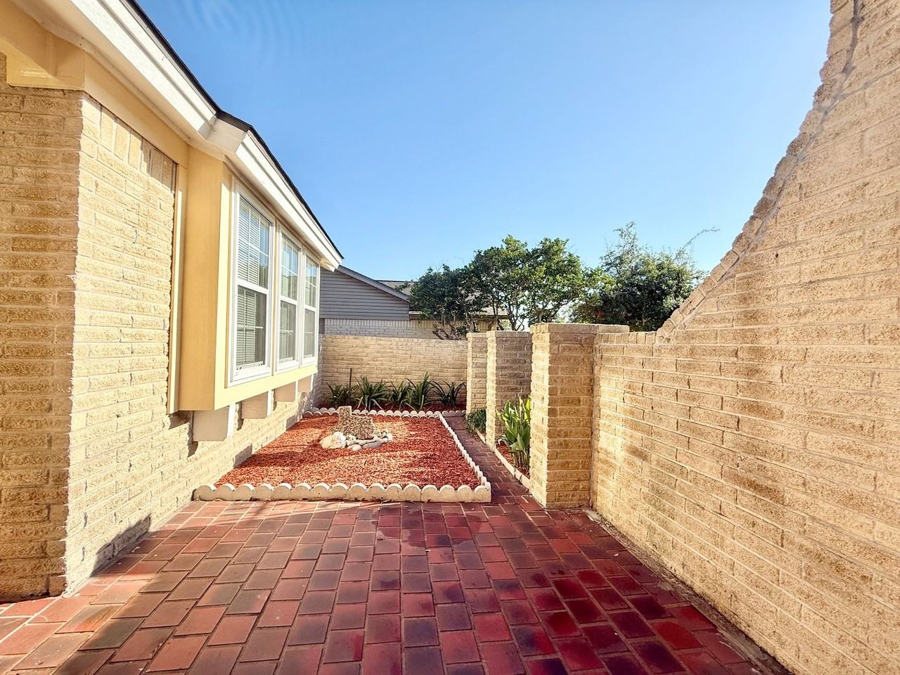 10423 Kirkshire Dr - Photo 3 of 39