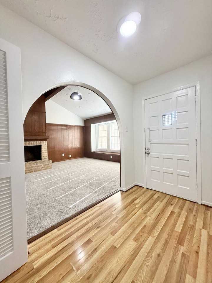 10423 Kirkshire Dr - Photo 5 of 39