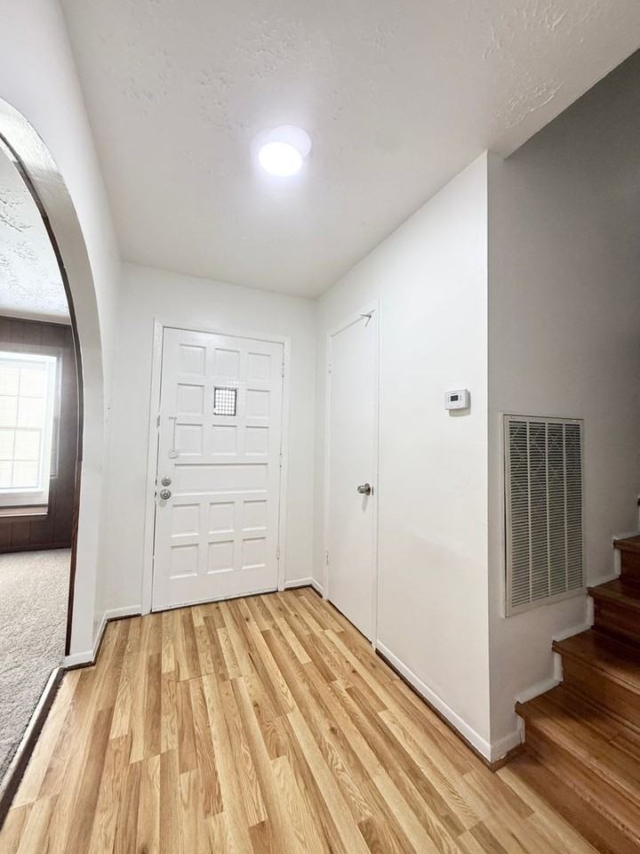 10423 Kirkshire Dr - Photo 6 of 39