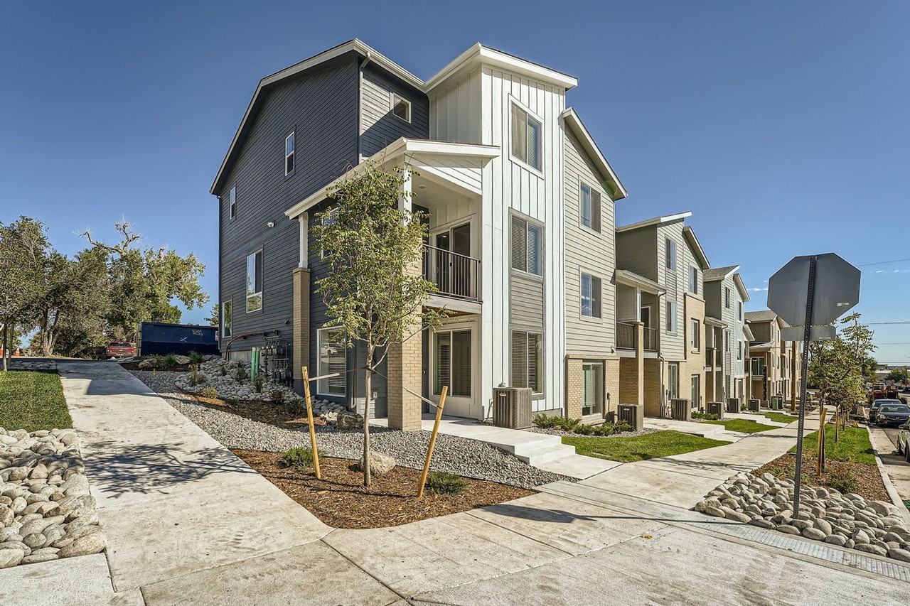 Modern 3 Bed/3 Bath Townhomes - Photo 5 of 6