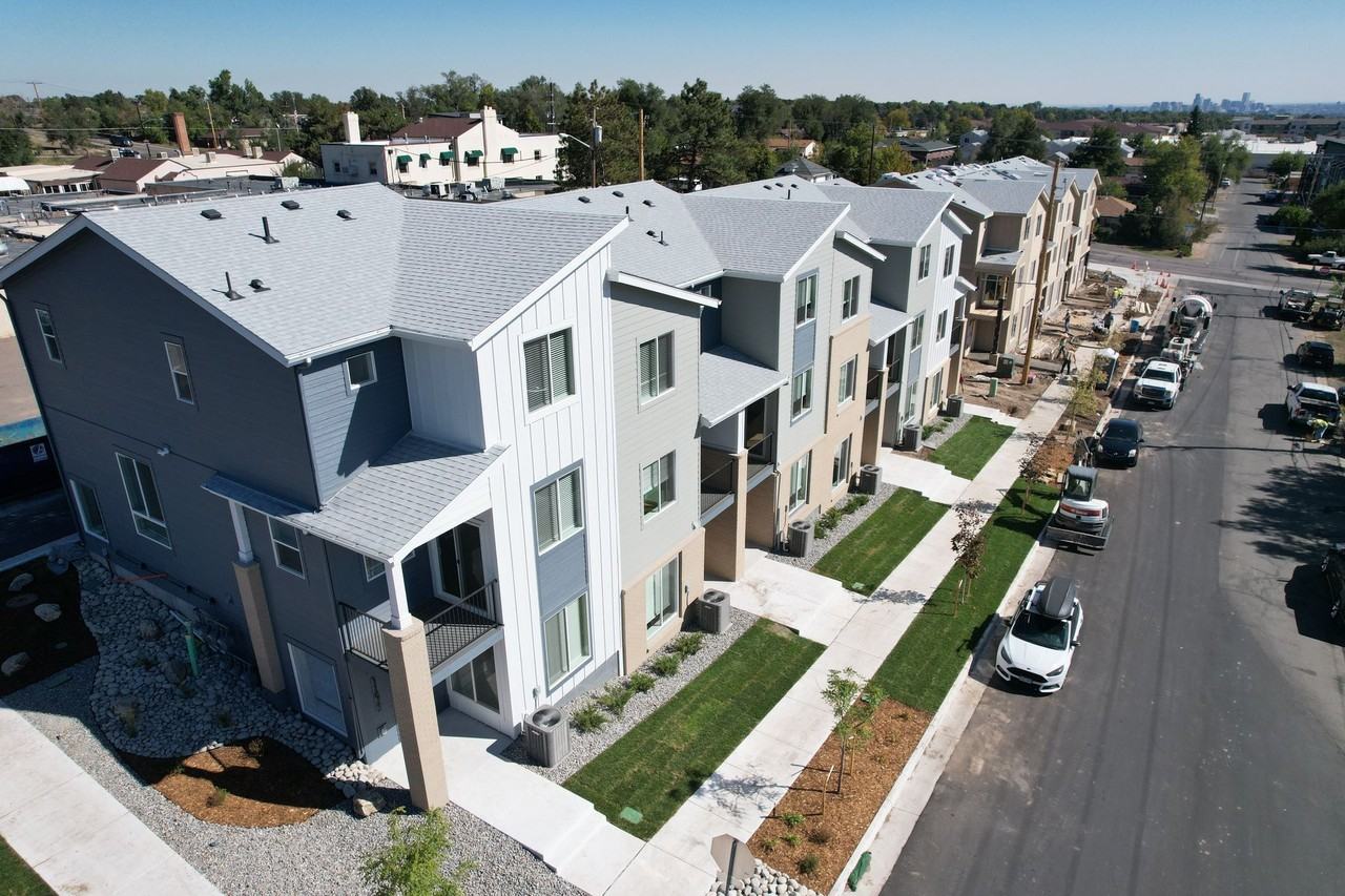 Modern 3 Bed/3 Bath Townhomes - Photo 6 of 6