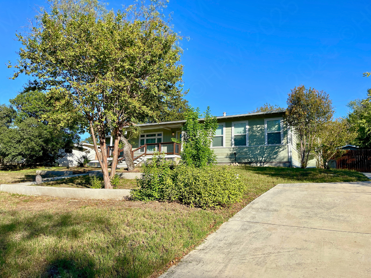 1041 Ivy Ln - Photo 2 of 16