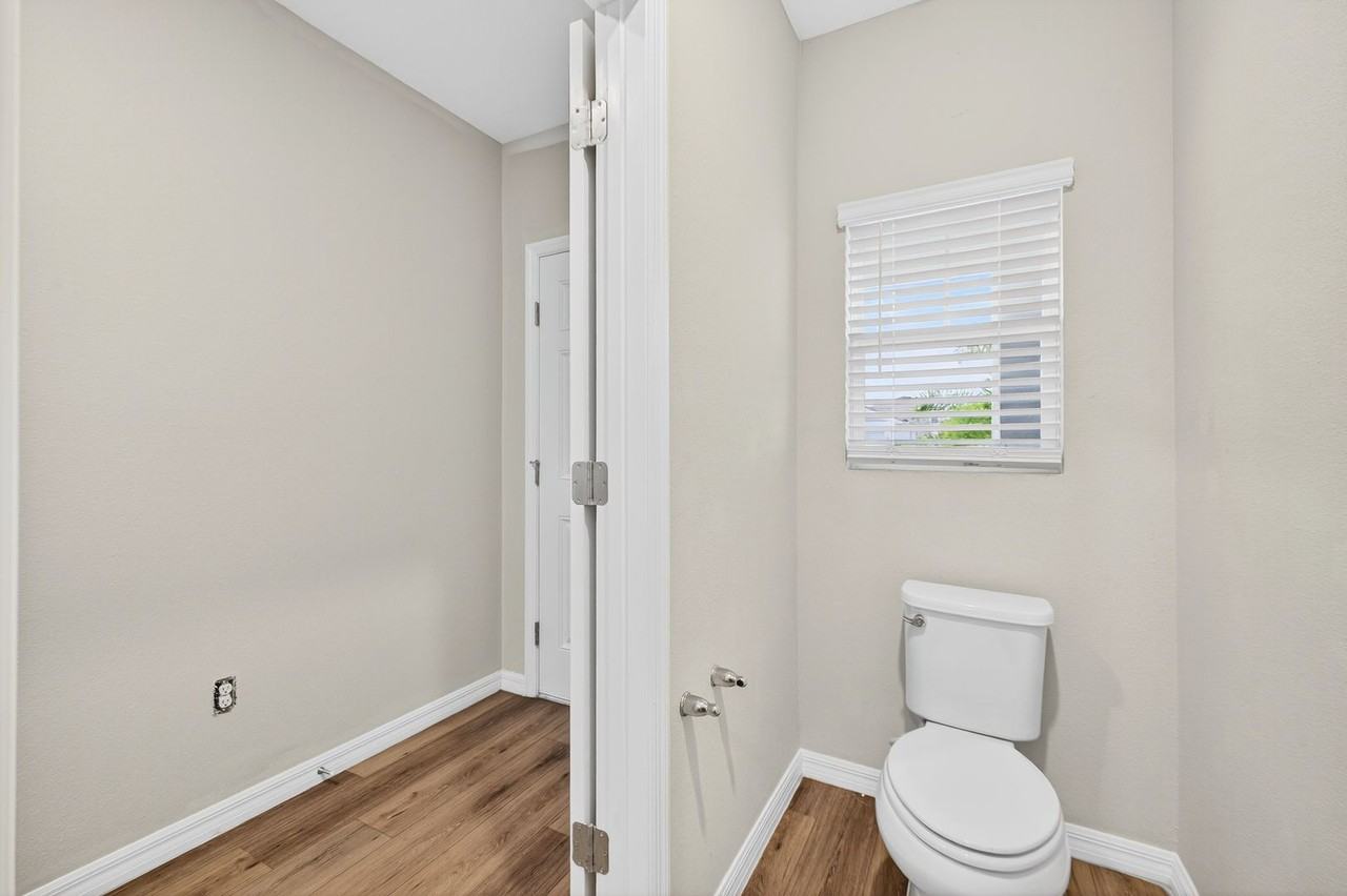 12924 Camarillo Pl - Photo 4 of 35