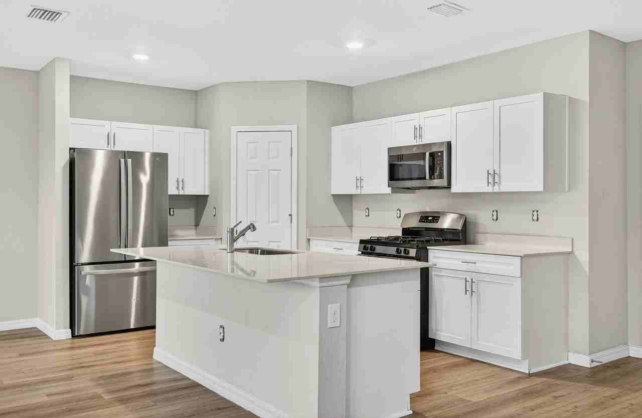 12924 Camarillo Pl - Photo 6 of 35