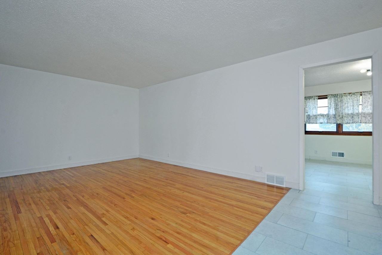 4533 West 85th Street - Photo 4 of 21