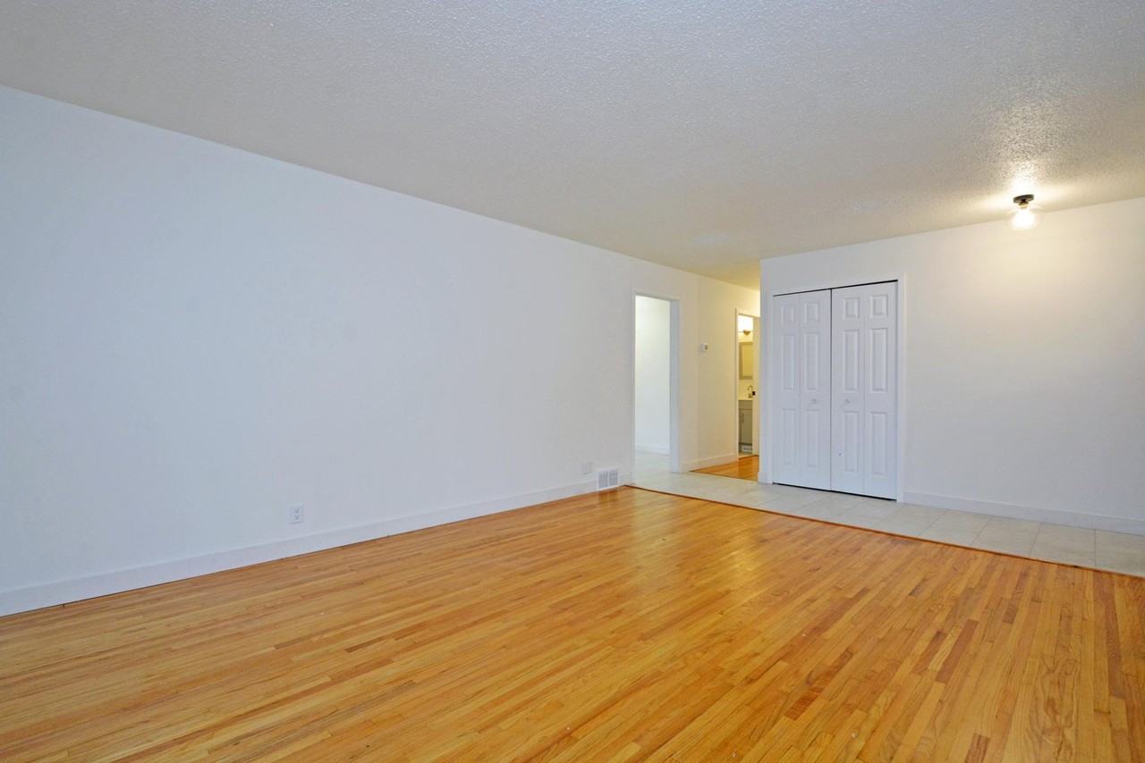 4533 West 85th Street - Photo 5 of 21