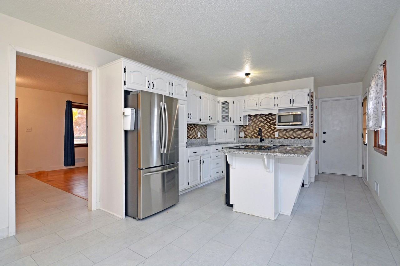 4533 West 85th Street - Photo 7 of 21