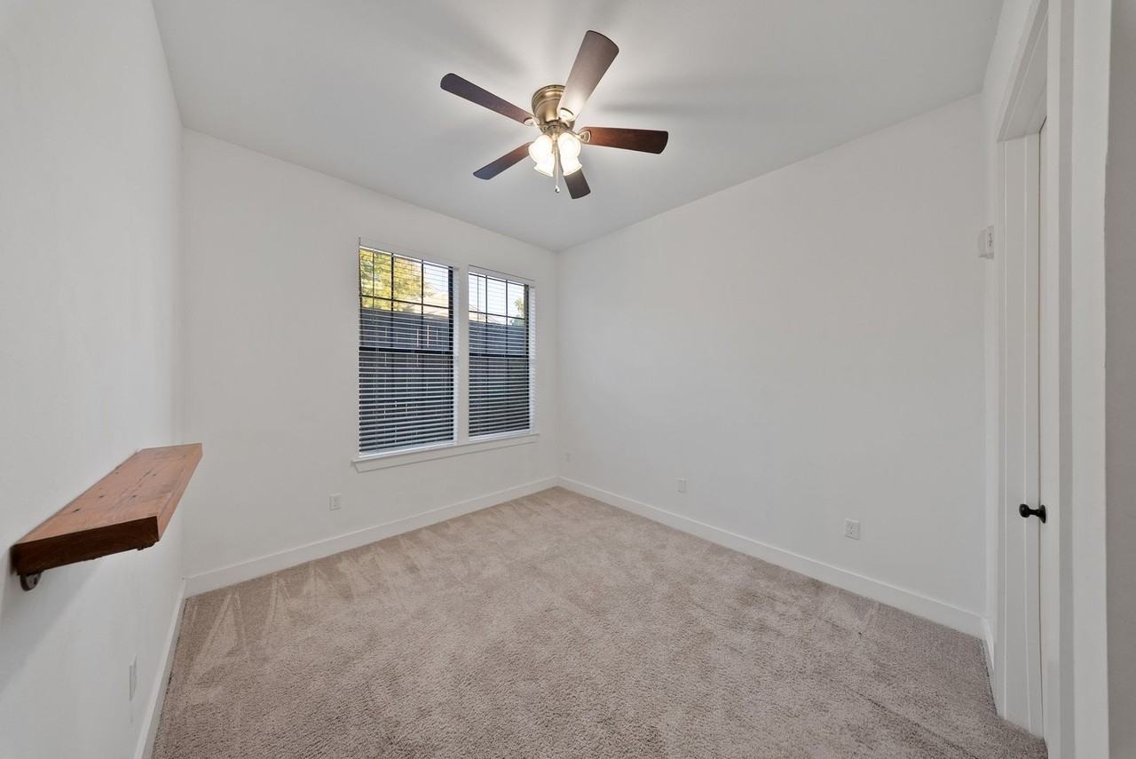 255 E Boyd Dr - Photo 4 of 10