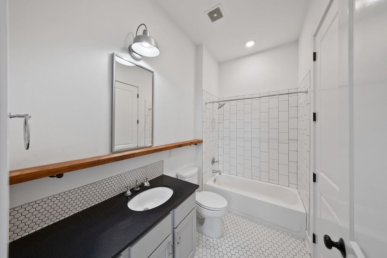 255 E Boyd Dr - Photo 5 of 10