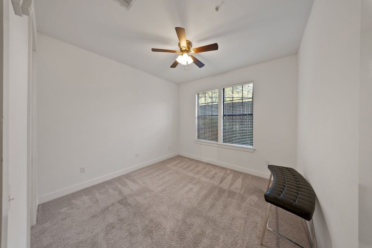 255 E Boyd Dr - Photo 6 of 10