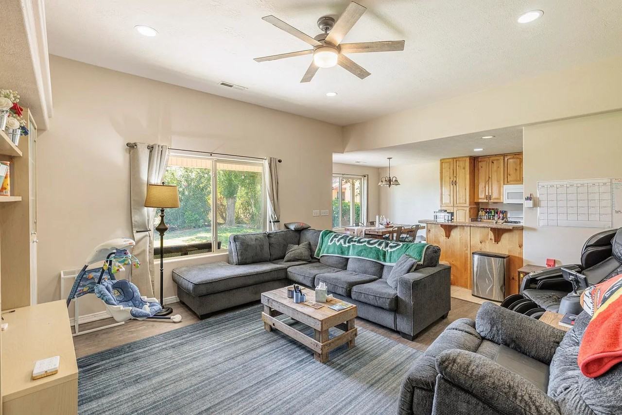 561 N Westridge Dr - Photo 3 of 23