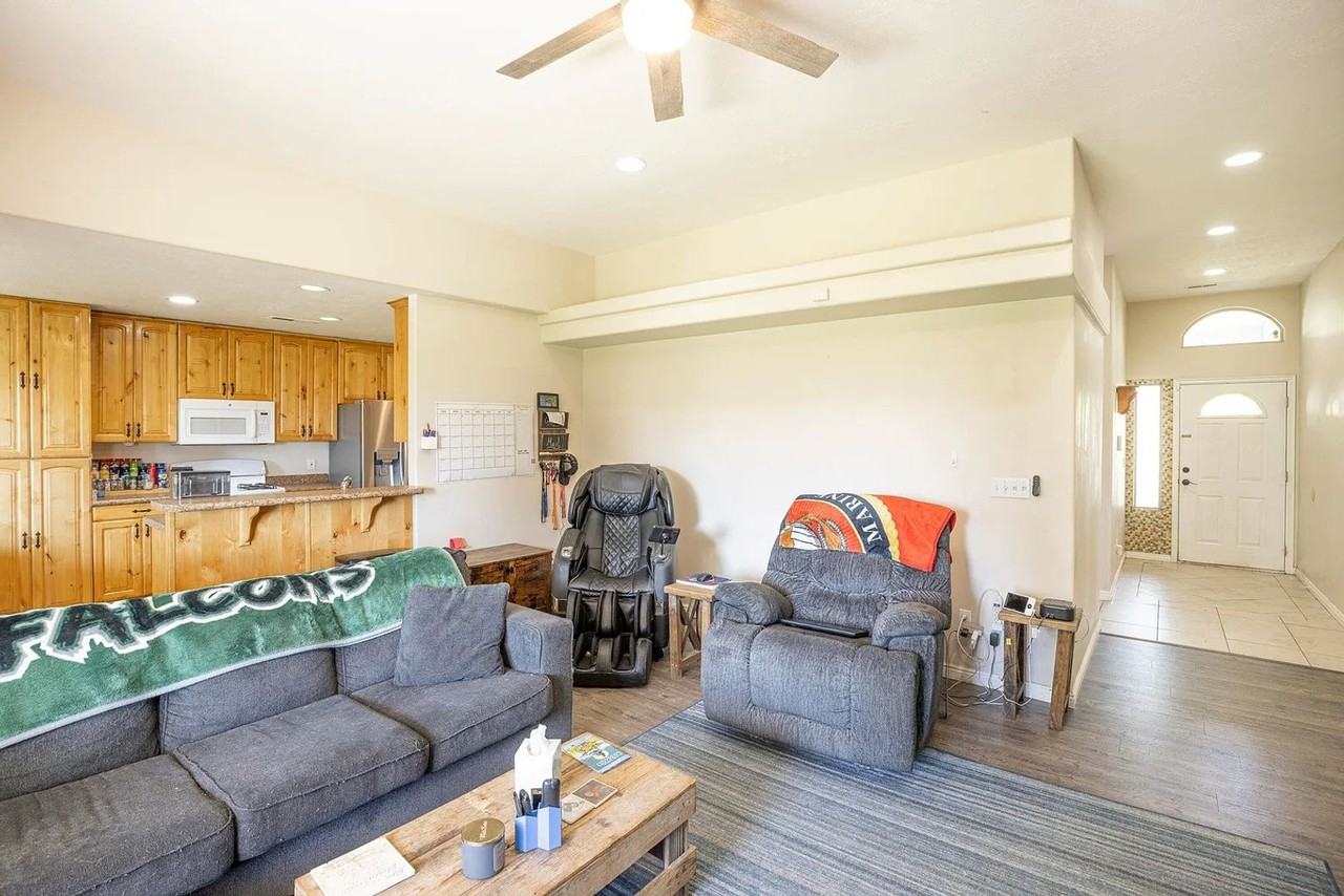 561 N Westridge Dr - Photo 3 of 23