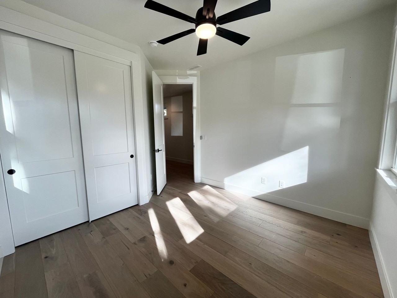 626 E Krall St - Photo 4 of 35