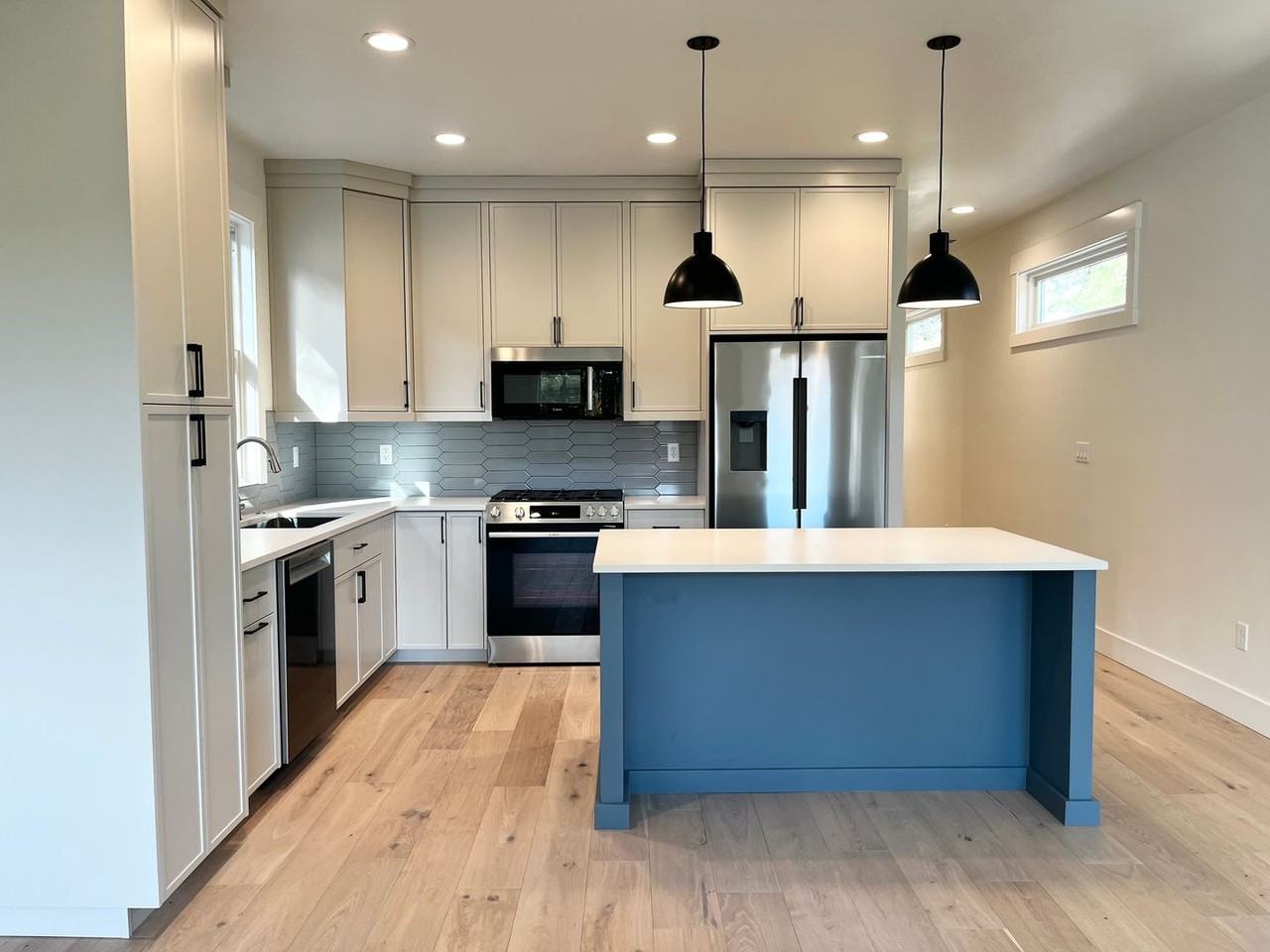 626 E Krall St - Photo 5 of 35